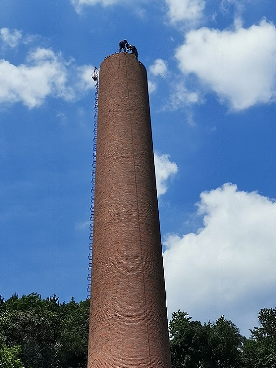 煙囪人工拆除:提供安全,環(huán)保的拆除解決方案